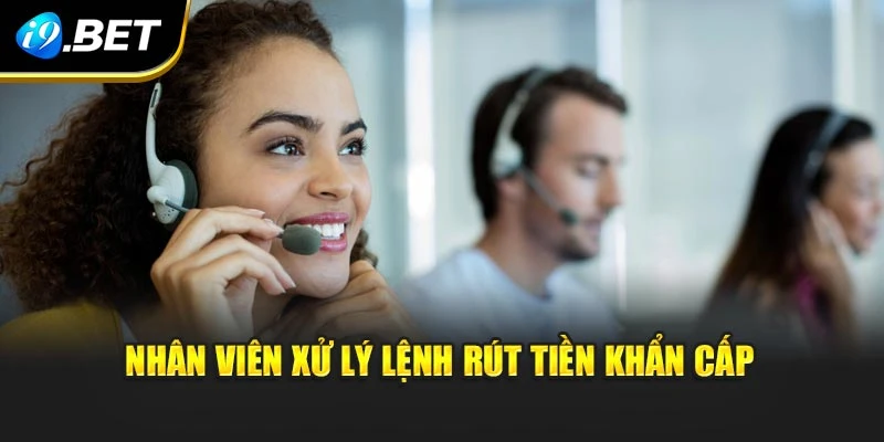 Nhân viên xử lý lệnh rút tiền khẩn cấp